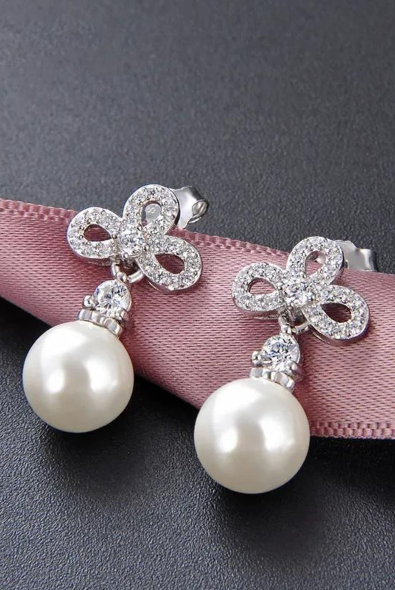 Small Knot Shape Pearl Earrings