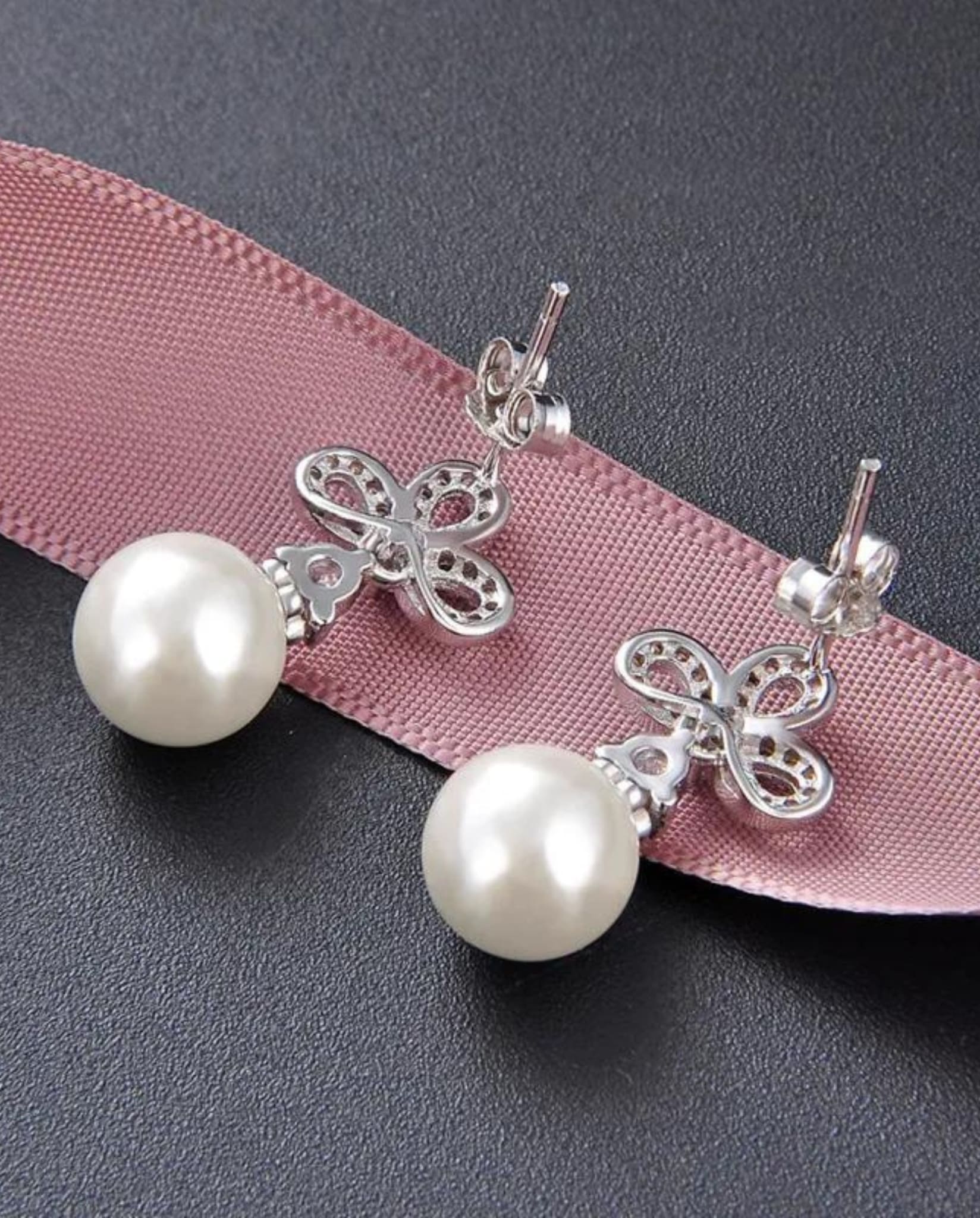 Small Knot Shape Pearl Earrings